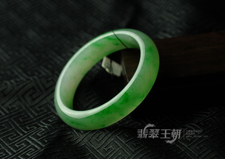 冰种飘绿缅甸翡翠手镯（55.1）