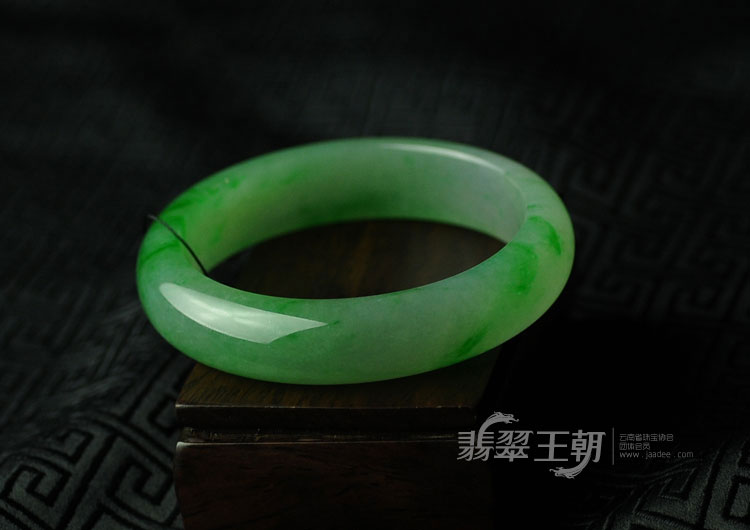 冰种飘绿缅甸翡翠手镯（55.1）