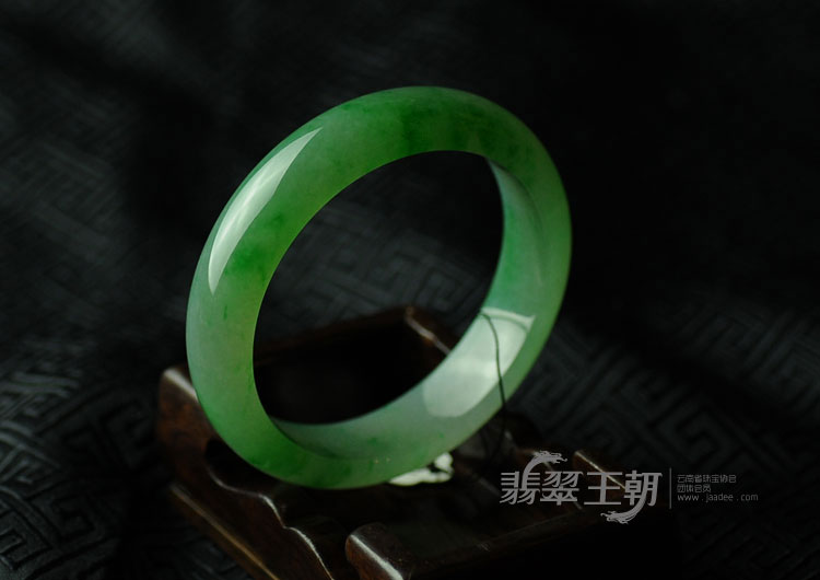 冰种飘绿缅甸翡翠手镯（55.1）