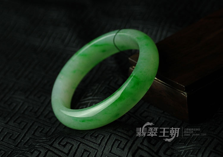 冰种飘绿缅甸翡翠手镯（55.1）