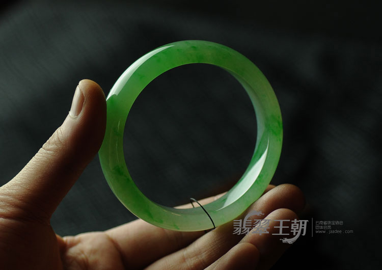 冰种飘绿缅甸翡翠手镯（55.1）