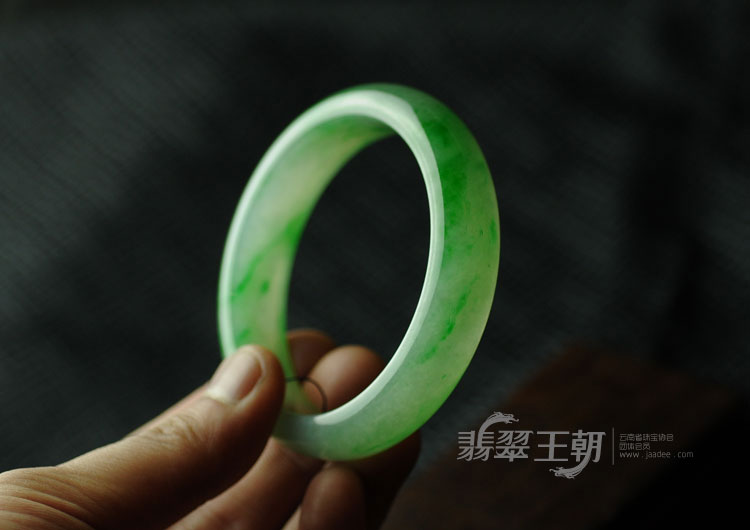 冰种飘绿缅甸翡翠手镯（55.1）
