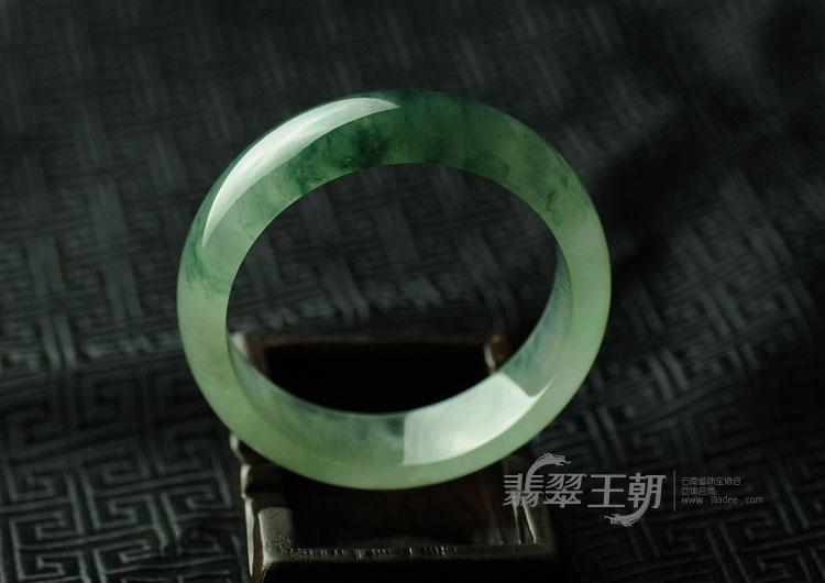 冰种飘花缅甸翡翠手镯（57.8）