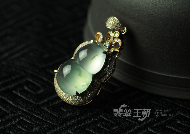 玻璃种飘花包玫瑰金缅甸翡翠葫芦挂件