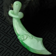 糯冰种翠色缅甸翡翠“威武刀”挂件