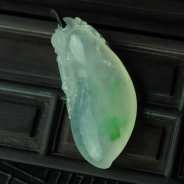 冰玻种飘翠缅甸翡翠福瓜挂件