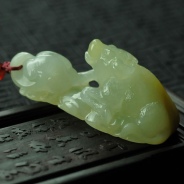 糯冰种黄翡缅甸翡翠生肖牛挂件