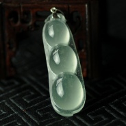 玻璃种强莹光缅甸翡翠四季豆挂件