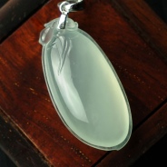 玻璃种强莹光缅甸翡翠福瓜挂件