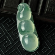 冰玻种飘花强莹光缅甸翡翠四季豆挂件