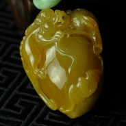 糯冰种黄翡缅甸翡翠寿桃挂件