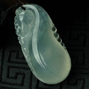 冰玻种略飘花缅甸翡翠福瓜挂件