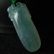 冰玻种飘翠缅甸翡翠福瓜挂件