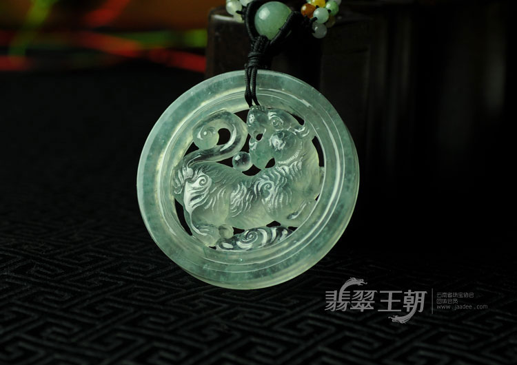 冰玻种飘花缅甸翡翠虎牌挂件