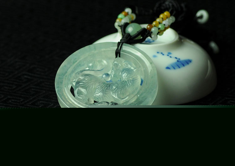 冰玻种飘花缅甸翡翠虎牌挂件