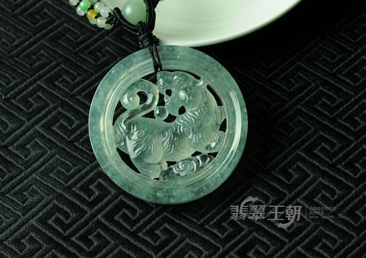 冰玻种飘花缅甸翡翠虎牌挂件