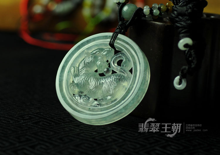 冰玻种飘花缅甸翡翠虎牌挂件