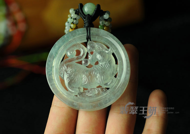 冰玻种飘花缅甸翡翠虎牌挂件