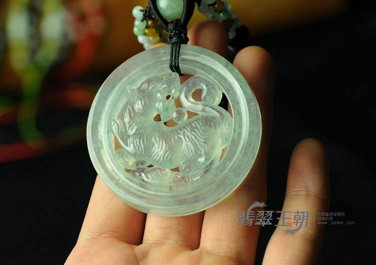 冰玻种飘花缅甸翡翠虎牌挂件