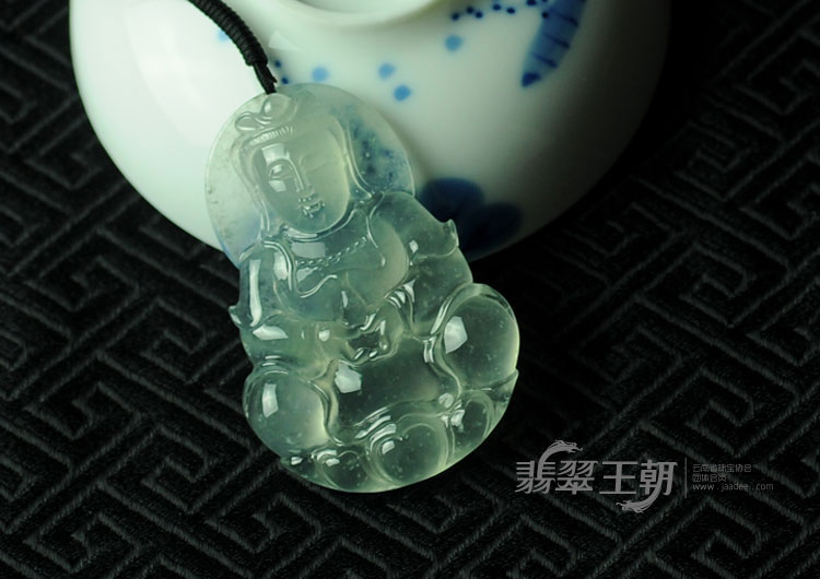 玻璃种莹光缅甸翡翠观音挂件