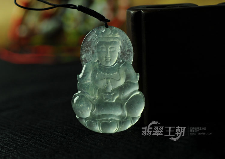 玻璃种莹光缅甸翡翠观音挂件