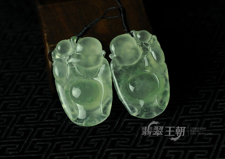 冰玻种飘花莹光缅甸翡翠逍遥佛挂件（一对）
