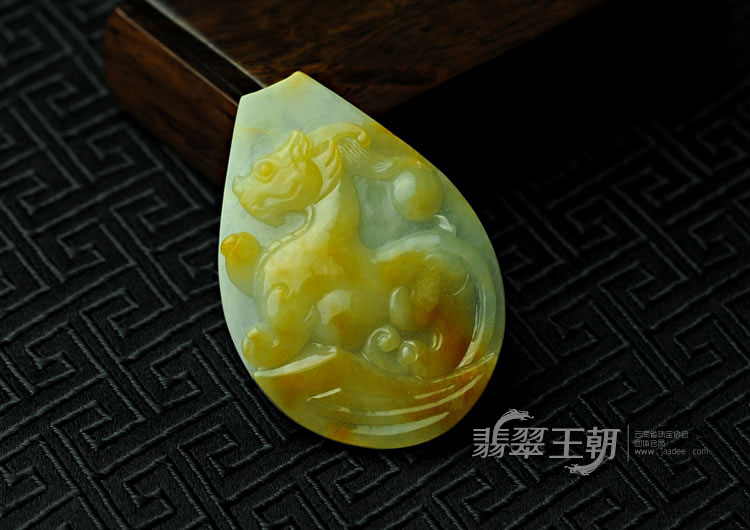 糯冰种黄翡缅甸翡翠龙凤牌挂件