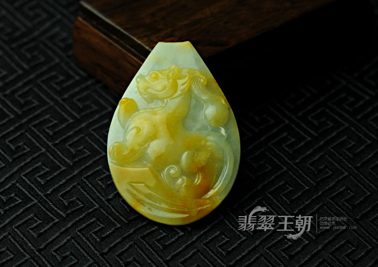 糯冰种黄翡缅甸翡翠龙凤牌挂件