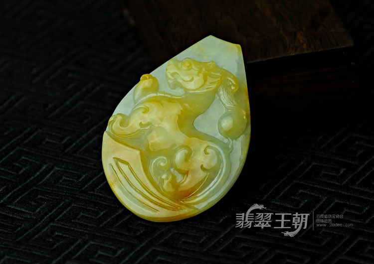 糯冰种黄翡缅甸翡翠龙凤牌挂件