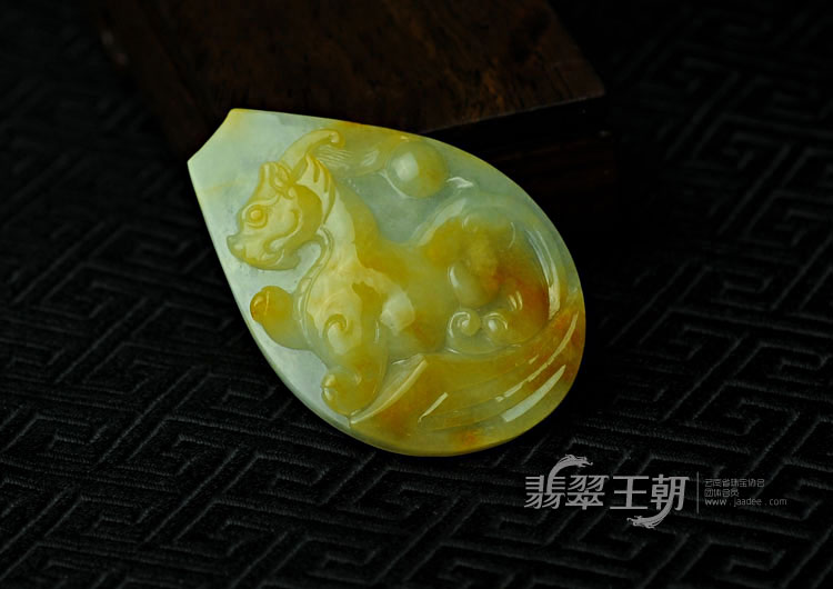 糯冰种黄翡缅甸翡翠龙凤牌挂件