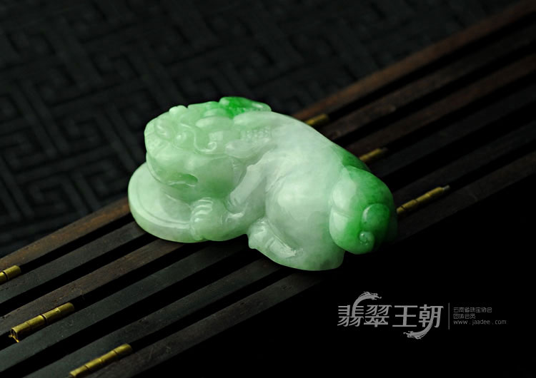 糯冰种飘翠缅甸翡翠貔貅挂件