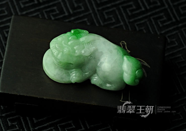 糯冰种飘翠缅甸翡翠貔貅挂件