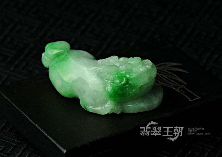 糯冰种飘翠缅甸翡翠貔貅挂件
