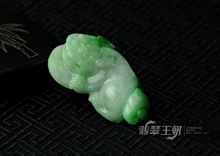 糯冰种飘翠缅甸翡翠貔貅挂件