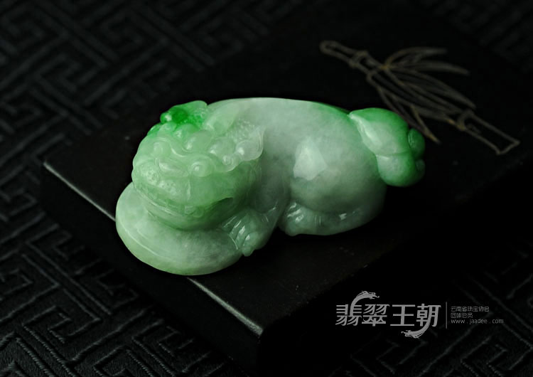糯冰种飘翠缅甸翡翠貔貅挂件