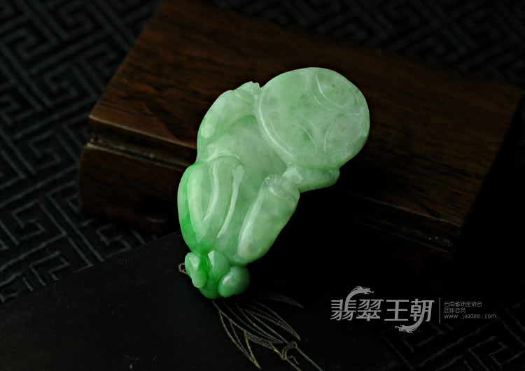 糯冰种飘翠缅甸翡翠貔貅挂件