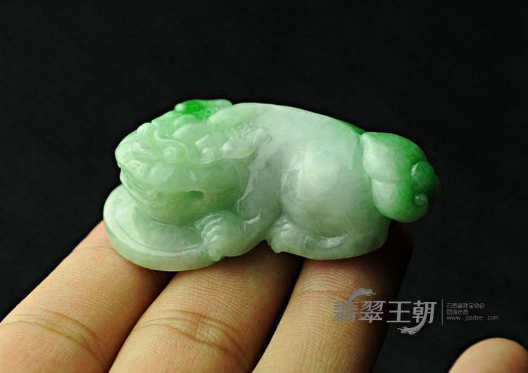 糯冰种飘翠缅甸翡翠貔貅挂件