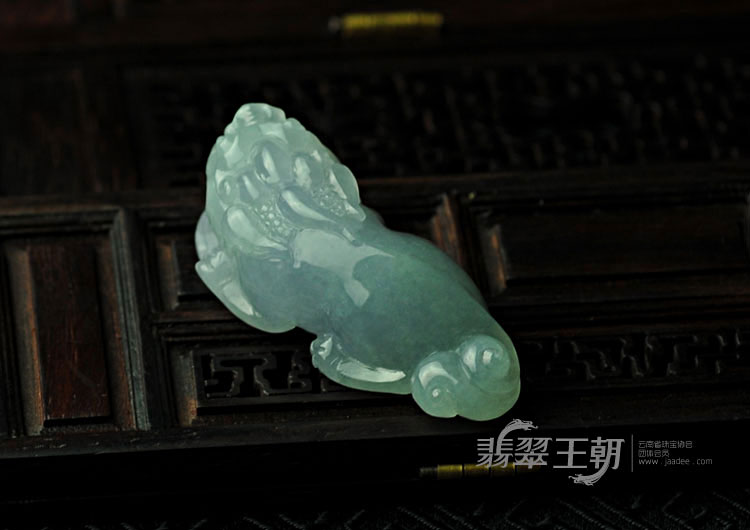 糯冰种晴水缅甸翡翠貔貅挂件