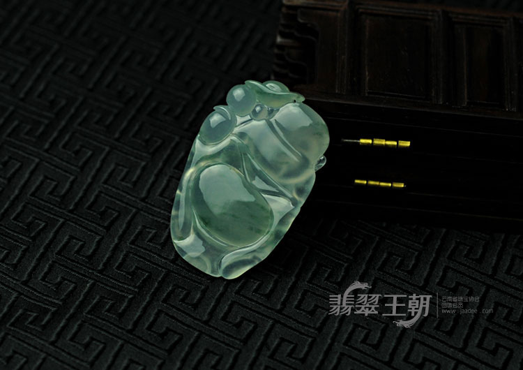 冰玻种飘花缅甸翡翠玉佛挂件