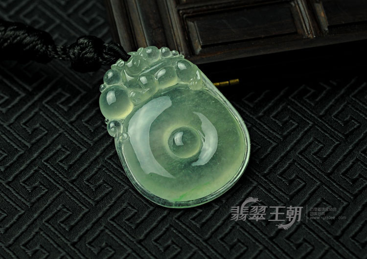 冰种淡晴水缅甸翡翠福在眼前挂件