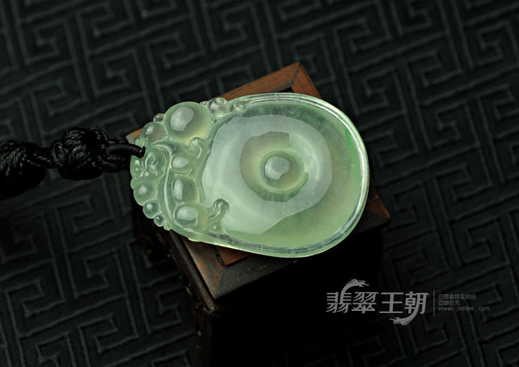 冰种淡晴水缅甸翡翠福在眼前挂件