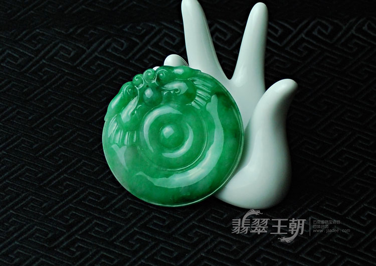 糯冰种阳绿满绿缅甸翡翠双龙戏珠挂件