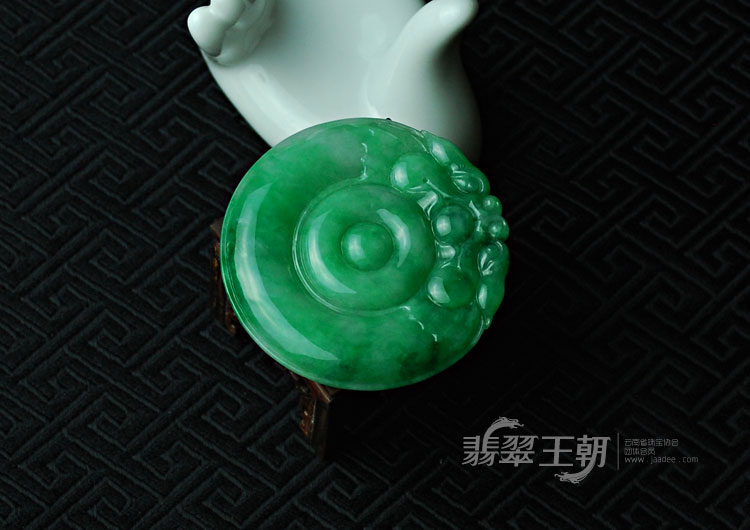 糯冰种阳绿满绿缅甸翡翠双龙戏珠挂件