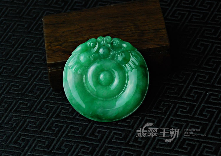 糯冰种阳绿满绿缅甸翡翠双龙戏珠挂件