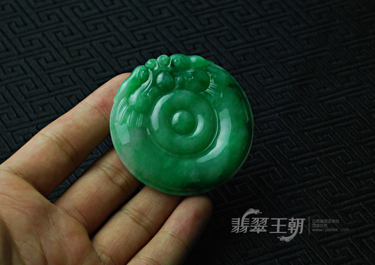 糯冰种阳绿满绿缅甸翡翠双龙戏珠挂件