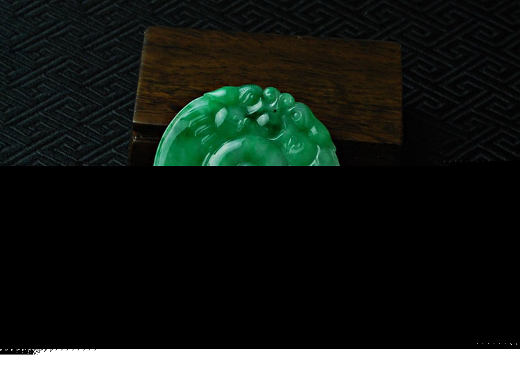 糯冰种阳绿满绿缅甸翡翠双龙戏珠挂件