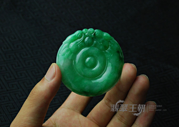 糯冰种阳绿满绿缅甸翡翠双龙戏珠挂件