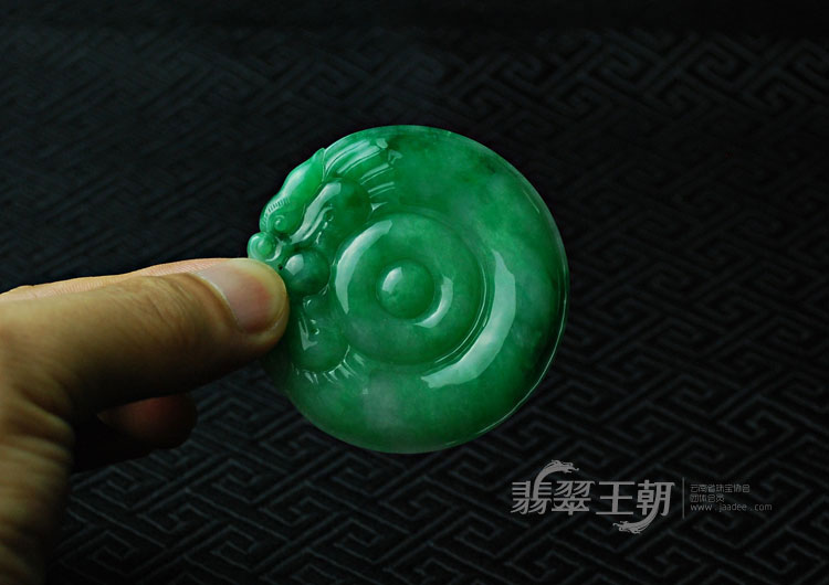 糯冰种阳绿满绿缅甸翡翠双龙戏珠挂件