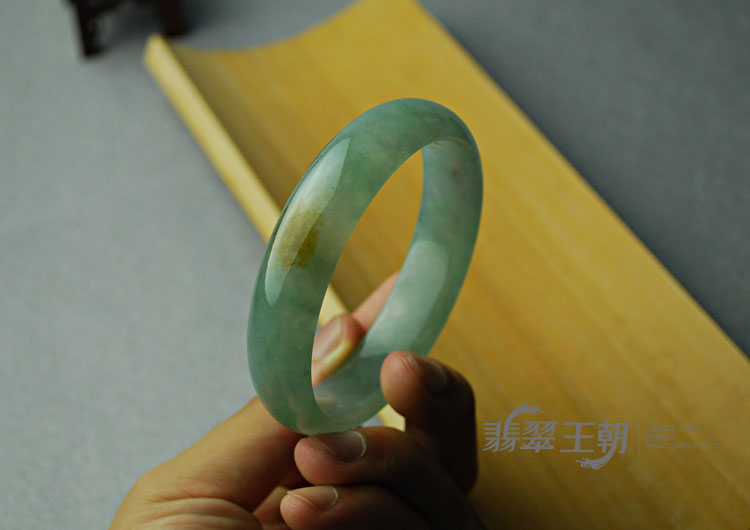 糯冰种晴水黄翡缅甸翡翠手镯（62.7）