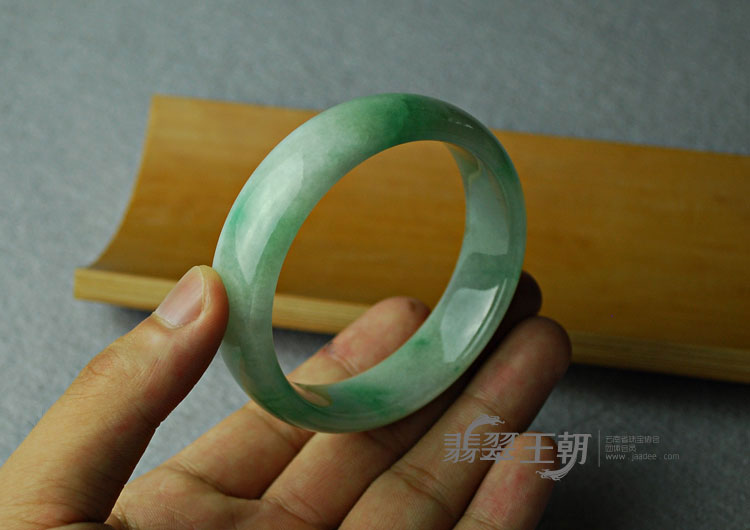 糯冰种青色缅甸翡翠手镯（57）